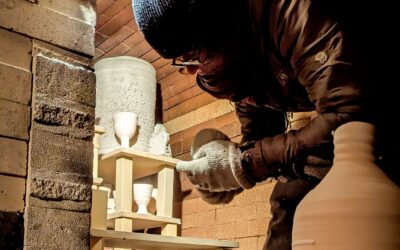 Pourquoi cuire de la céramique dans un four à bois en 2025 ? Caprice nostalgique ou vraie richesse technique ?
